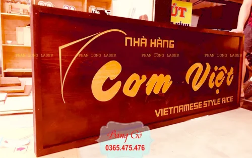 Kinh Nghiệm làm Biển Quảng Cáo Gỗ Mica Treo Tường Bền Đẹp
