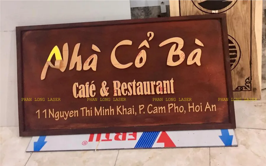 Biển bảng quảng cáo treo tường làm bằng gỗ dán chữ nổi tại Hội An, Quảng Nam