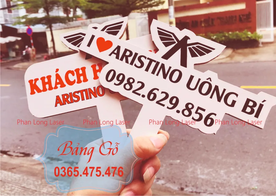 Biển bảng hashtag cầm tay cho cửa hàng quần áo tại Uông Bí - Quảng Ninh
