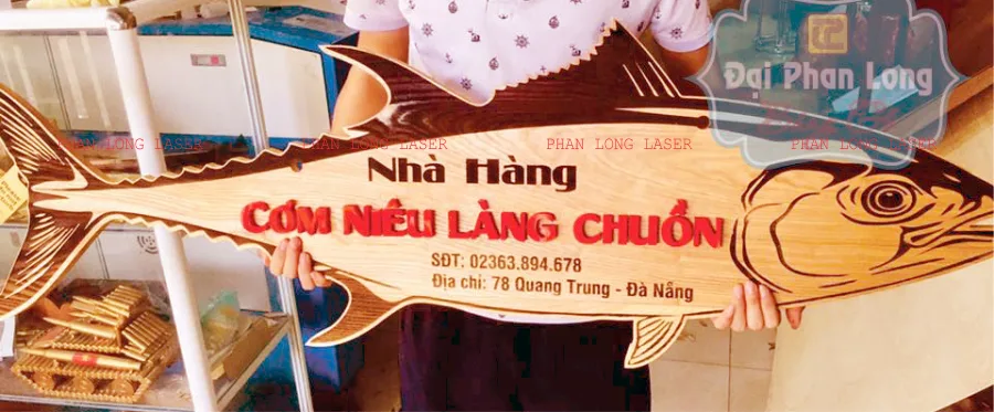 Biển bảng quảng cáo làm từ gỗ Sồi cho nhà hàng Cơm Niêu tại Đà Nẵng