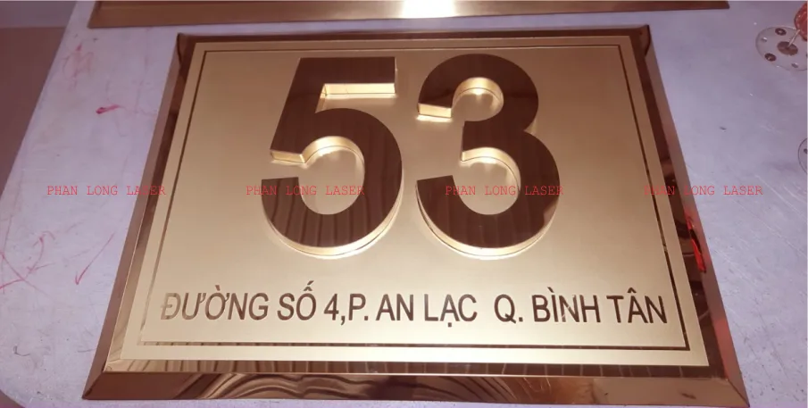 Khắc ăn mòn âm bản nền nhám lên biển số nhà bằng chất liệu inox vàng gương tại Quận 1, Quận 3, Quận 5, Quận 7, Quận 9, Quận 11 Sài Gòn