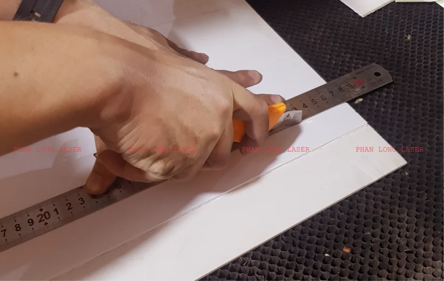 Cắt formex bằng tay thủ công sử dụng dao dọc giấy để cắt