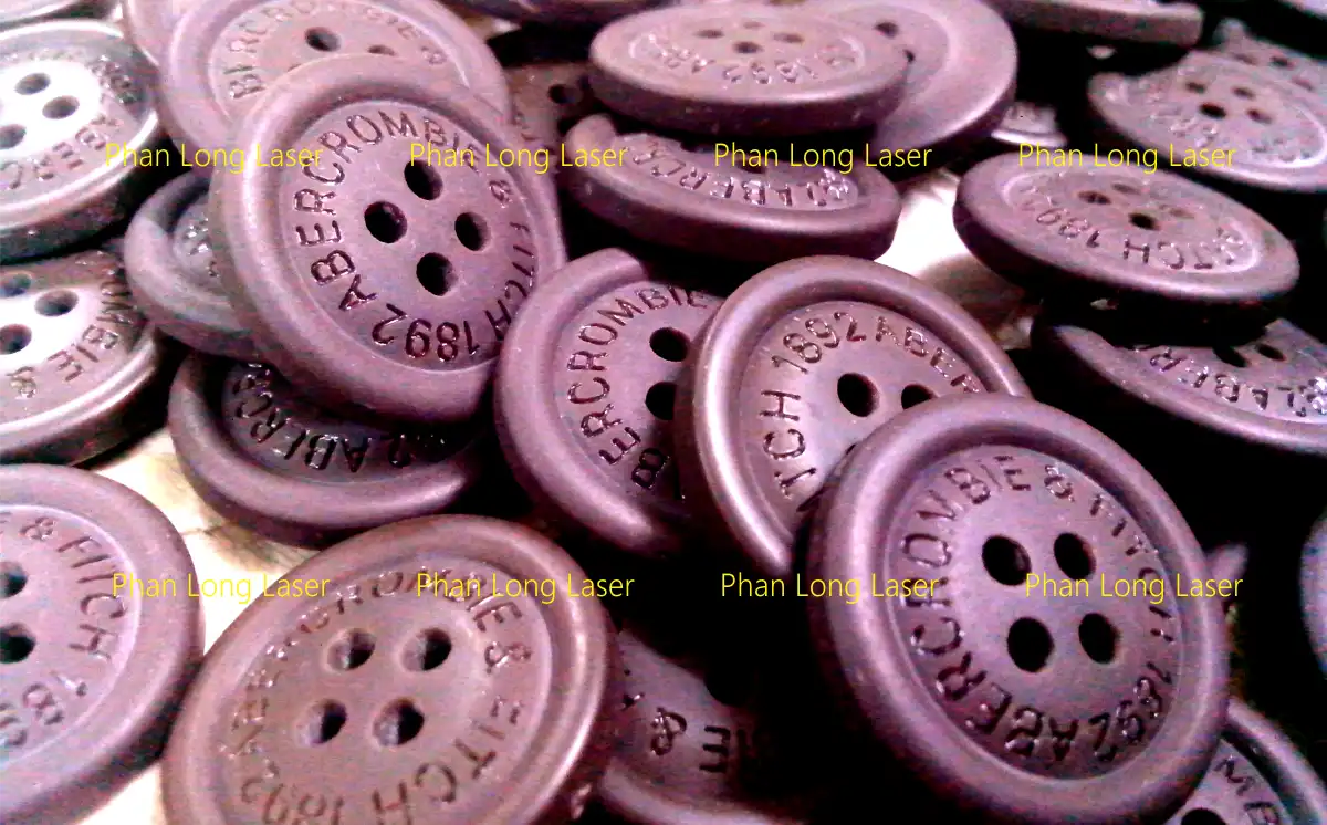 Gia công Khắc chữ khắc tên theo yêu cầu lên cúc áo quần, nút áo quần tại xưởng TP Hồ Chí Minh, Hà Nội, Hải Phòng, Đà Nẵng, Cần Thơ