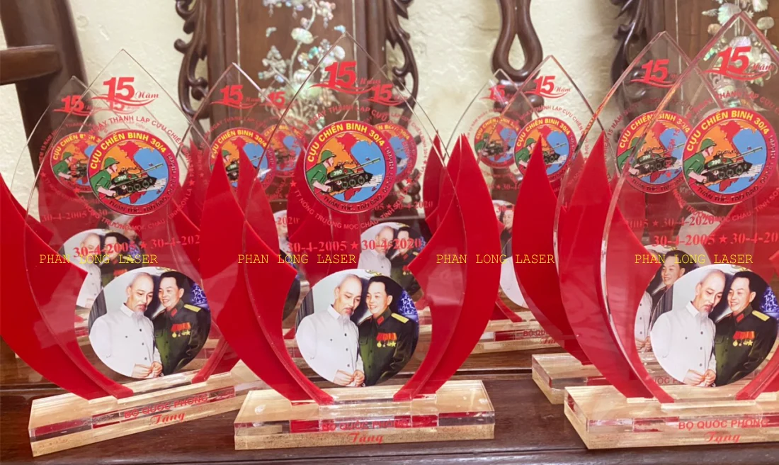 In UV theo yêu cầu lên cúp kỷ niệm chương làm bằng chất liệu nhựa mica acrylic tại Hoàng Mai, Thanh Xuân, Cầu Giấy, Thanh Trì, Long Biên, Hà Nội