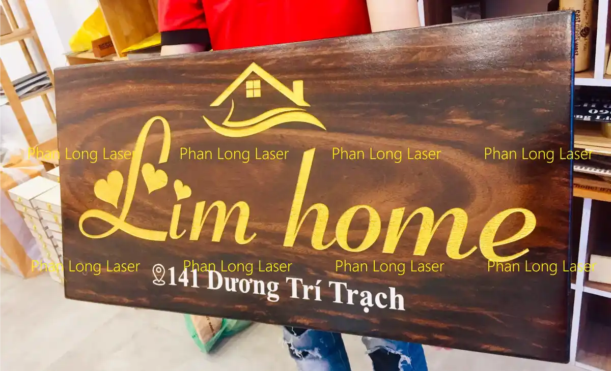 Khắc laser lên bảng hiệu quảng cáo bằng gỗ tại Long Biên