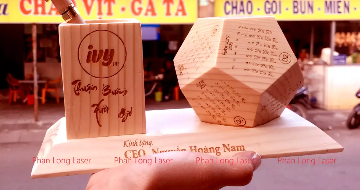 Làm lịch gỗ để bàn kết hợp giá kệ đựng bút khắc laser tại Sài Gòn, Hà Nội, Cần Thơ, Đà Nẵng, Hải Phòng