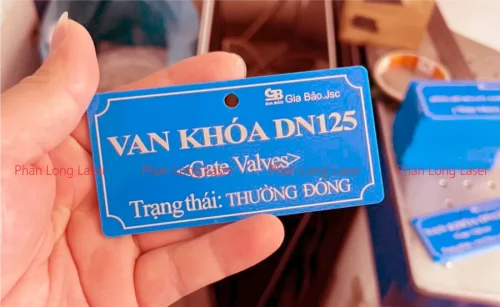 Báo giá làm Tem Nhãn Mác Nhựa Mica lấy liền 5 phút