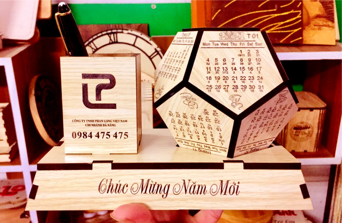 Làm lịch gỗ để bàn khắc laser theo yêu cầu tại Gò Vấp, Tân Bình, Tân Phú, Bình Tân, Bình Thạnh, Phú Nhuận, TP Hồ Chí Minh, Sài Gòn, Tphcm