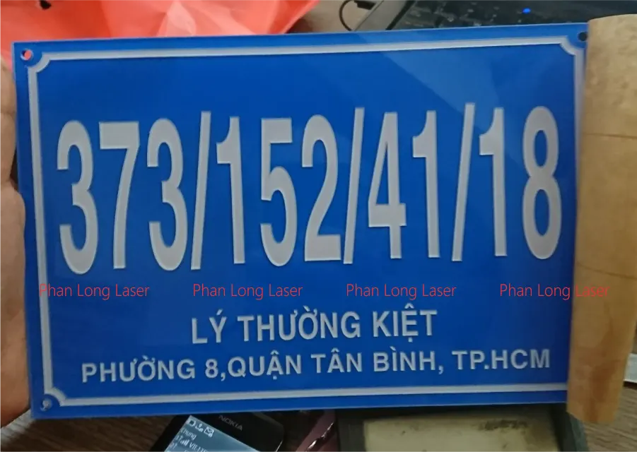 Làm biển số nhà bằng mica acrylic nhanh lấy liền trong 5-10 phút tại Tân Bình, Bình Thạnh, Tân Phú