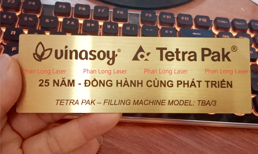 Name tag plate làm bằng kim loại đồng theo yêu cầu tại Sài Gòn, Hà Nội, Hải Phòng, Đà Nẵng, Cần Thơ